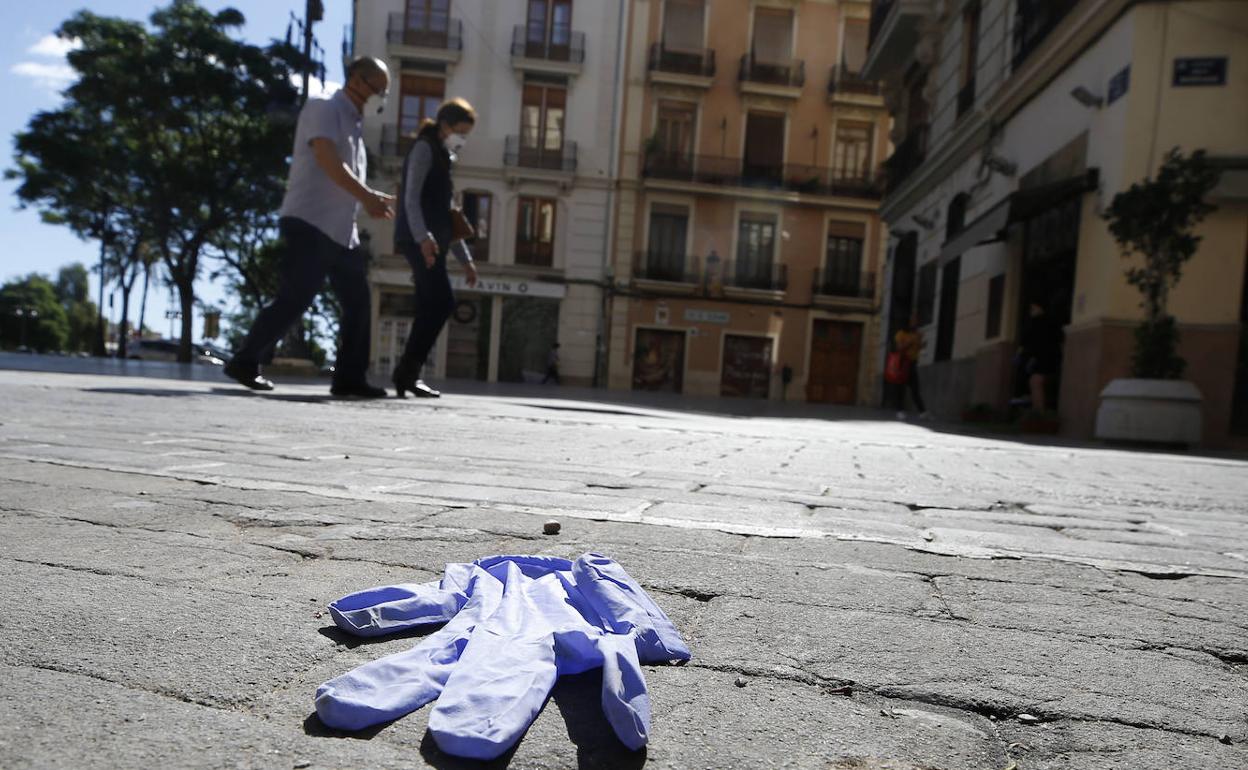 Guante abandonado en la plaza dels Furs de Valencia.