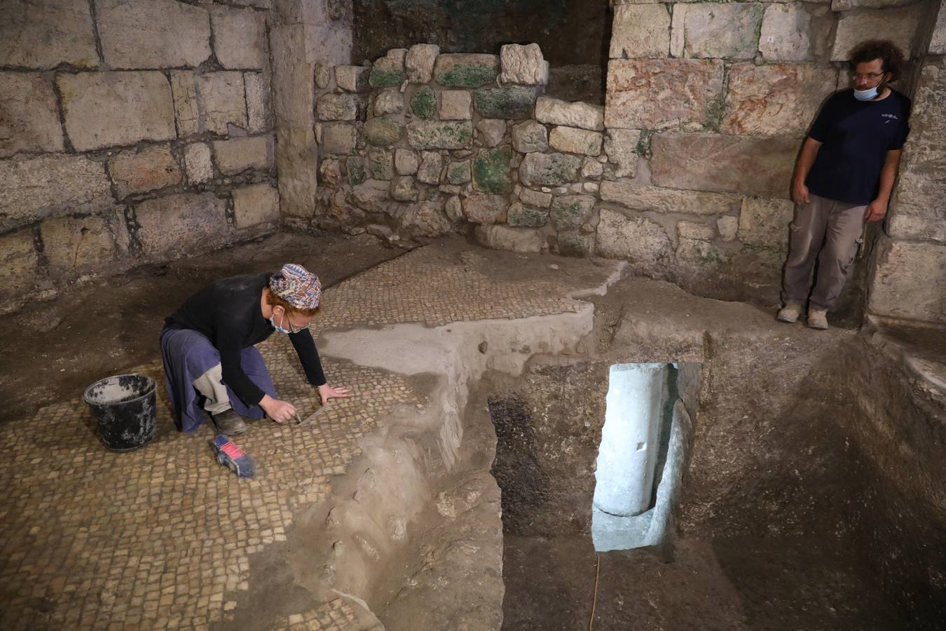 Sin embargo, los investigadores ven más relevante el complejo que quedó sepultado en su interior. "Al levantar el suelo de mosaico nos encontramos con esta gran sorpresa", indica el director de la excavación, Barak Monnickendam-Givon.