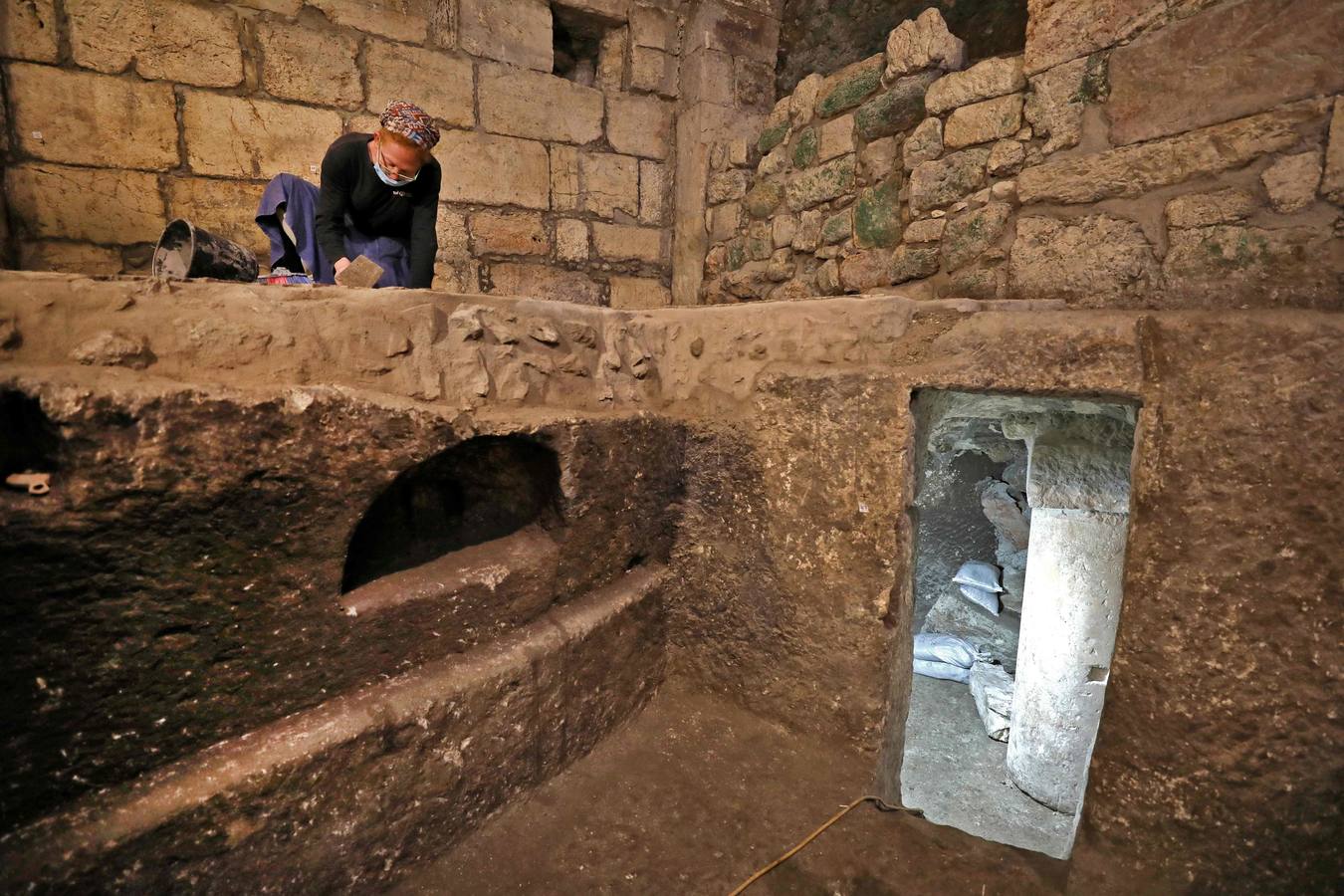 Las excavaciones actuales están ubicadas debajo de la entrada a los túneles del Muro de las Lamentaciones, en lo que hoy es el territorio ocupado de Jerusalén Este, y según Monnickendam-Givon revelan a la antigua "Jerusalén en toda su gloria: sus gentes, religiones y diversidad de grupos que la habitaron, trabajaron, construyeron y glorificaron durante generaciones". 