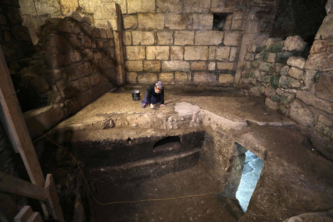 Las excavaciones actuales están ubicadas debajo de la entrada a los túneles del Muro de las Lamentaciones, en lo que hoy es el territorio ocupado de Jerusalén Este, y según Monnickendam-Givon revelan a la antigua "Jerusalén en toda su gloria: sus gentes, religiones y diversidad de grupos que la habitaron, trabajaron, construyeron y glorificaron durante generaciones". 