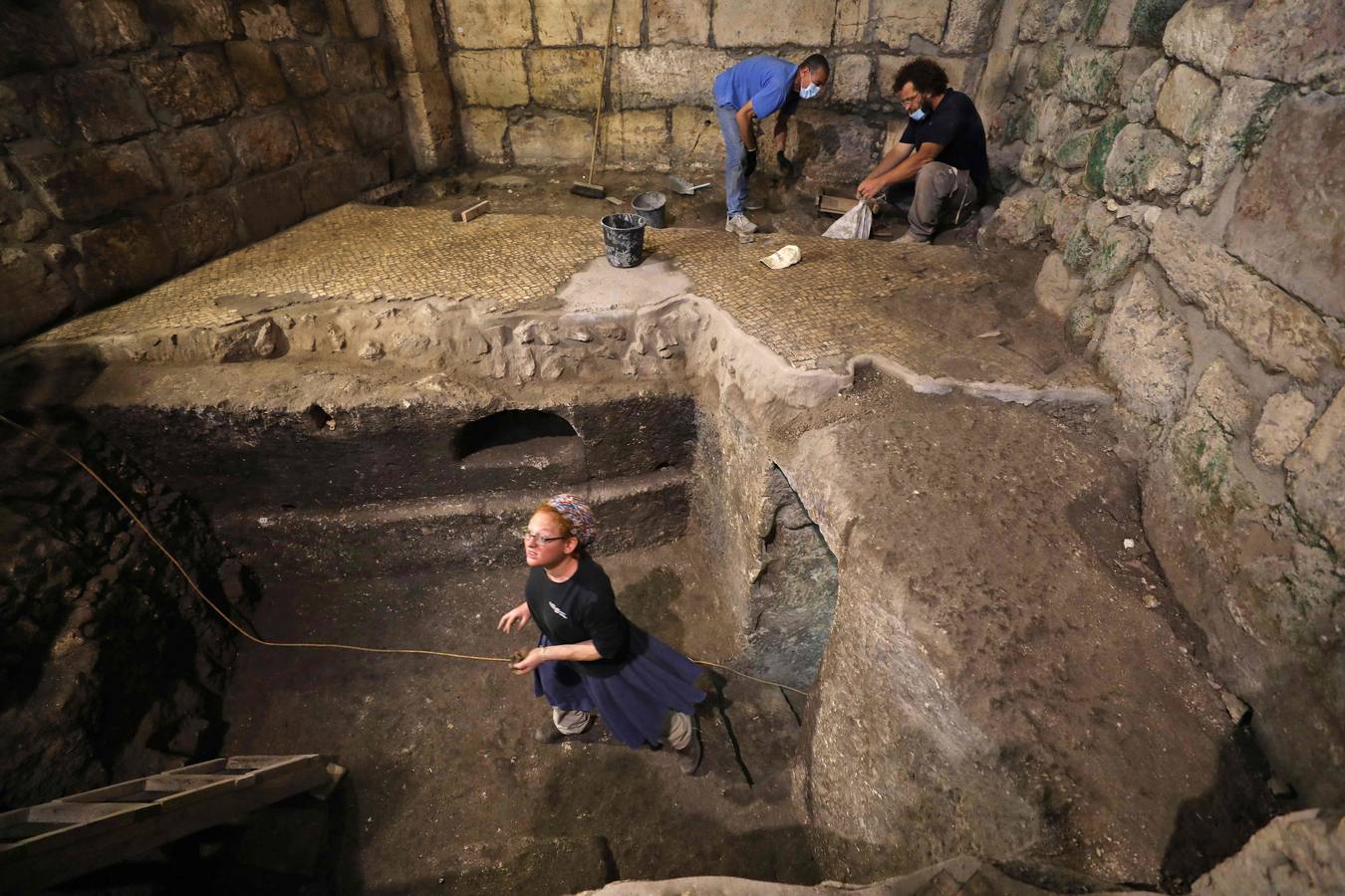 Las excavaciones actuales están ubicadas debajo de la entrada a los túneles del Muro de las Lamentaciones, en lo que hoy es el territorio ocupado de Jerusalén Este, y según Monnickendam-Givon revelan a la antigua "Jerusalén en toda su gloria: sus gentes, religiones y diversidad de grupos que la habitaron, trabajaron, construyeron y glorificaron durante generaciones". 