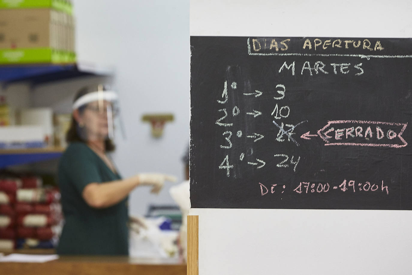 Fotos: Cáritas Valencia multuplica el reparto de alimentos