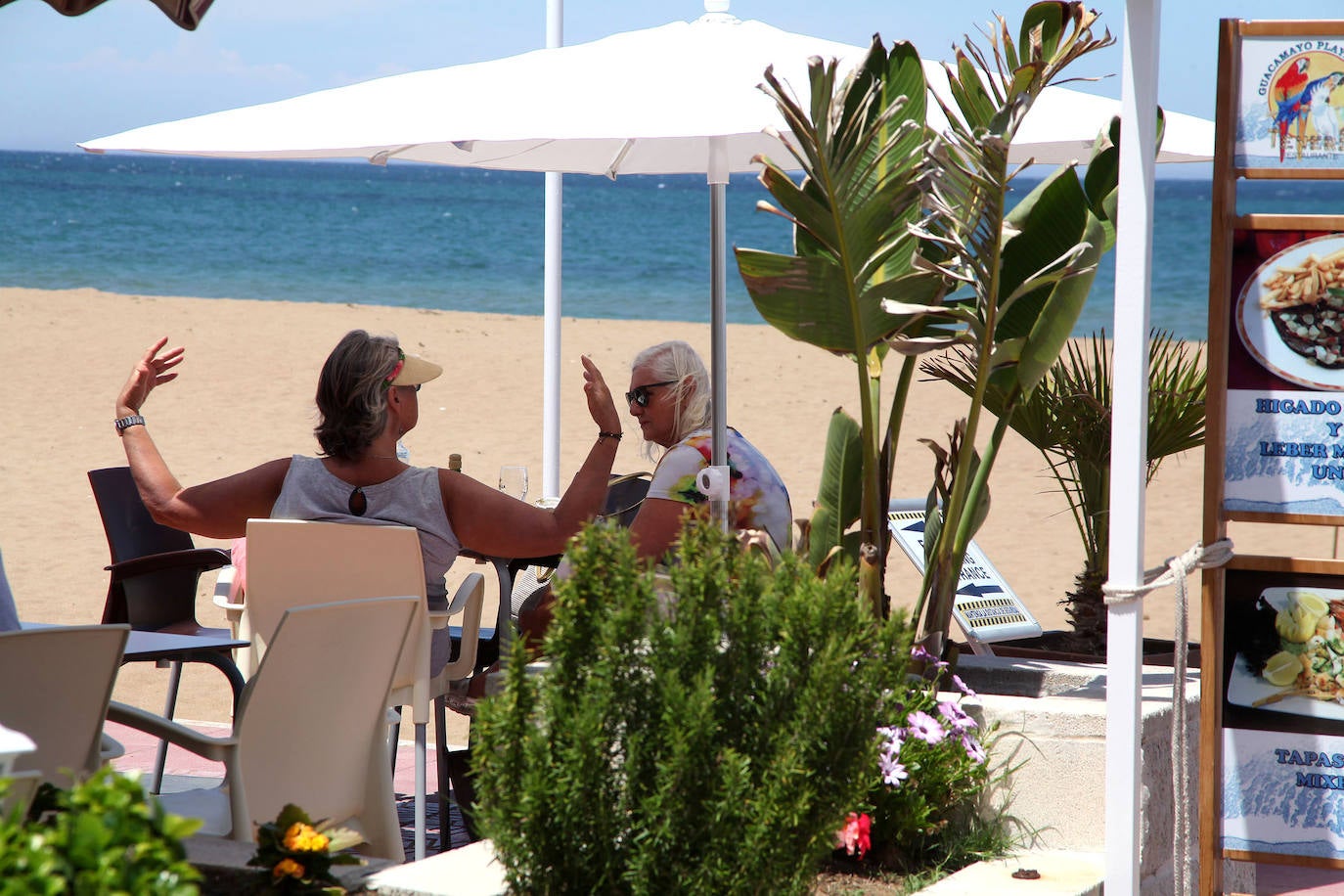 Dénia | Los agentes policiales han llevado a cabo diferentes controles este jueves para vigilar que las personas que paseaban por las playas valencianas cumplieran con los requisitios permitidos durante la fase 1 de la desescalada en la que se encuentra la Comunitat. 