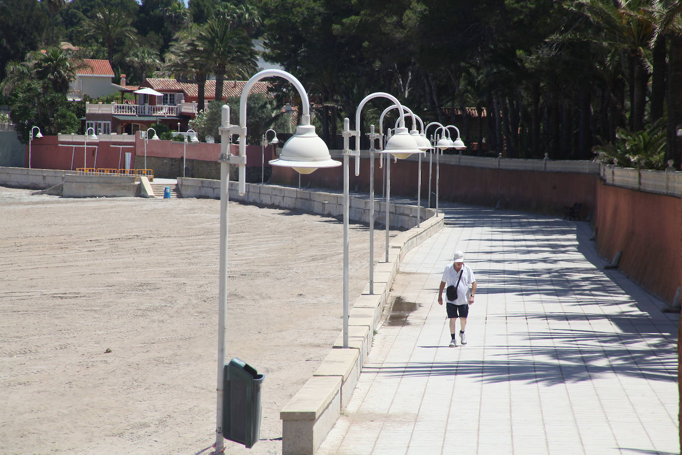 Dénia | Los agentes policiales han llevado a cabo diferentes controles este jueves para vigilar que las personas que paseaban por las playas valencianas cumplieran con los requisitios permitidos durante la fase 1 de la desescalada en la que se encuentra la Comunitat. 