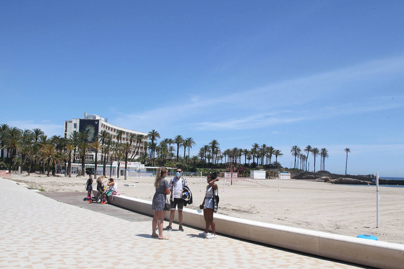 Xàbia | Los agentes policiales han llevado a cabo diferentes controles este jueves para vigilar que las personas que paseaban por las playas valencianas cumplieran con los requisitios permitidos durante la fase 1 de la desescalada en la que se encuentra la Comunitat. 