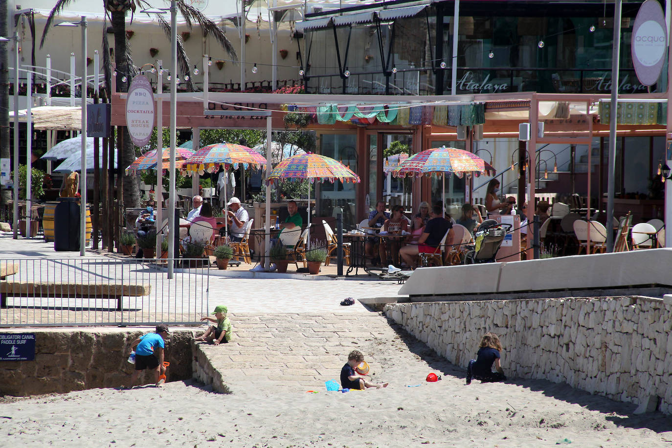 Xàbia | Los agentes policiales han llevado a cabo diferentes controles este jueves para vigilar que las personas que paseaban por las playas valencianas cumplieran con los requisitios permitidos durante la fase 1 de la desescalada en la que se encuentra la Comunitat. 