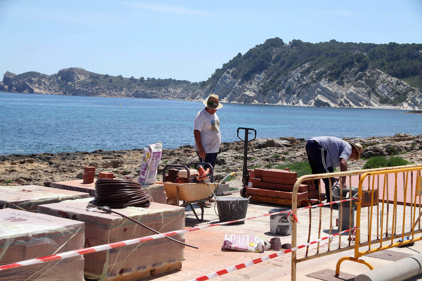 Xàbia | Los agentes policiales han llevado a cabo diferentes controles este jueves para vigilar que las personas que paseaban por las playas valencianas cumplieran con los requisitios permitidos durante la fase 1 de la desescalada en la que se encuentra la Comunitat. 