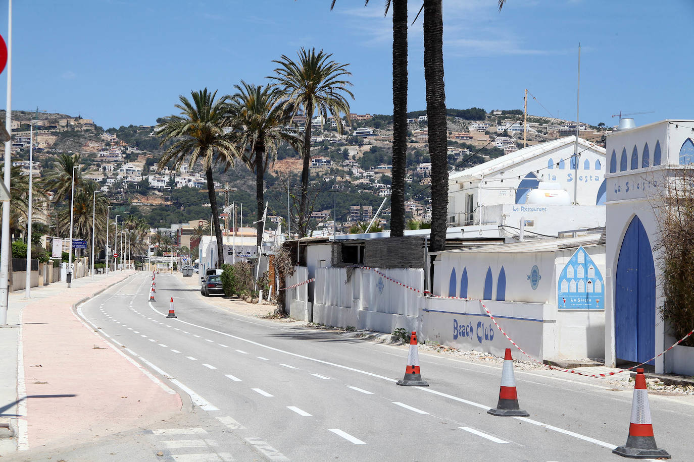 Xàbia | Los agentes policiales han llevado a cabo diferentes controles este jueves para vigilar que las personas que paseaban por las playas valencianas cumplieran con los requisitios permitidos durante la fase 1 de la desescalada en la que se encuentra la Comunitat. 