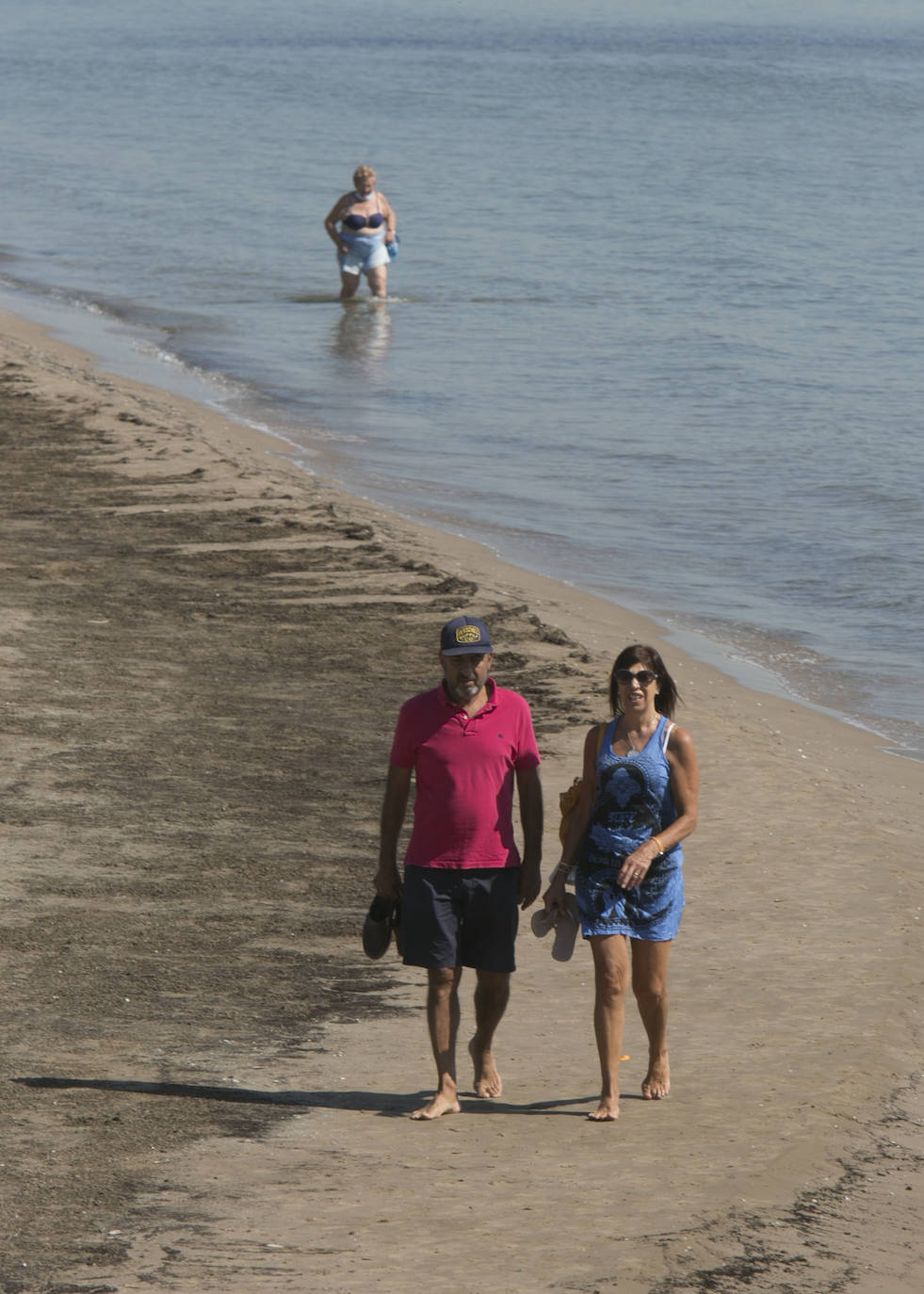 Playa de la Malvarrosa | Los agentes policiales han llevado a cabo diferentes controles este jueves para vigilar que las personas que paseaban por las playas valencianas cumplieran con los requisitios permitidos durante la fase 1 de la desescalada en la que se encuentra la Comunitat. 