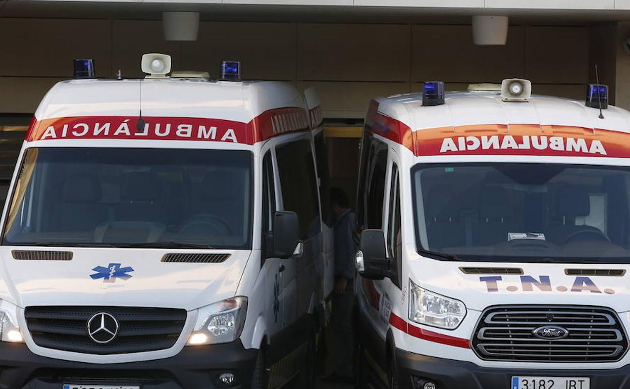 Dos ambulancias en un hospital valenciano. 
