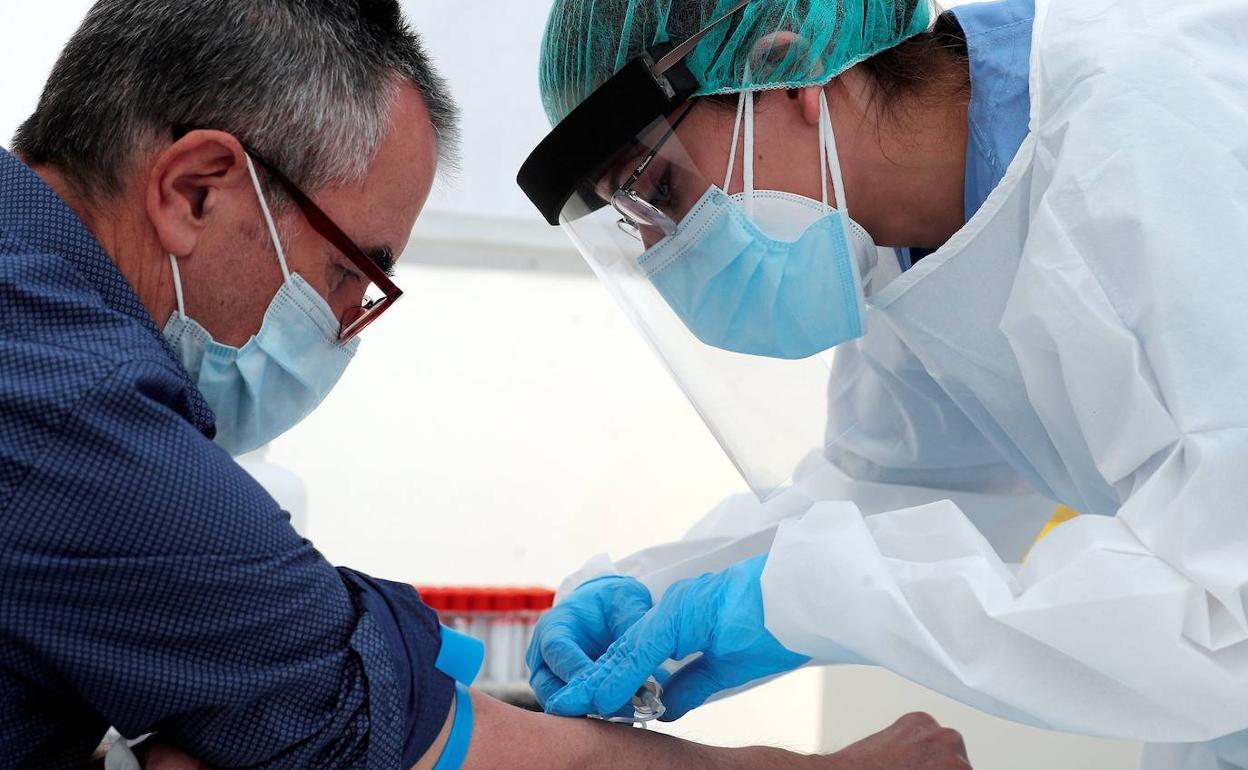 Una enfermera realiza una extracción de sangre. 