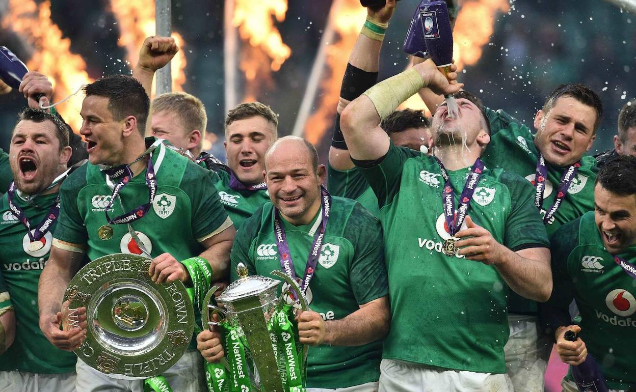 Rory Best sostiene la copa en la celebración del Seis Naciones ganador por Irlanda en 2018.