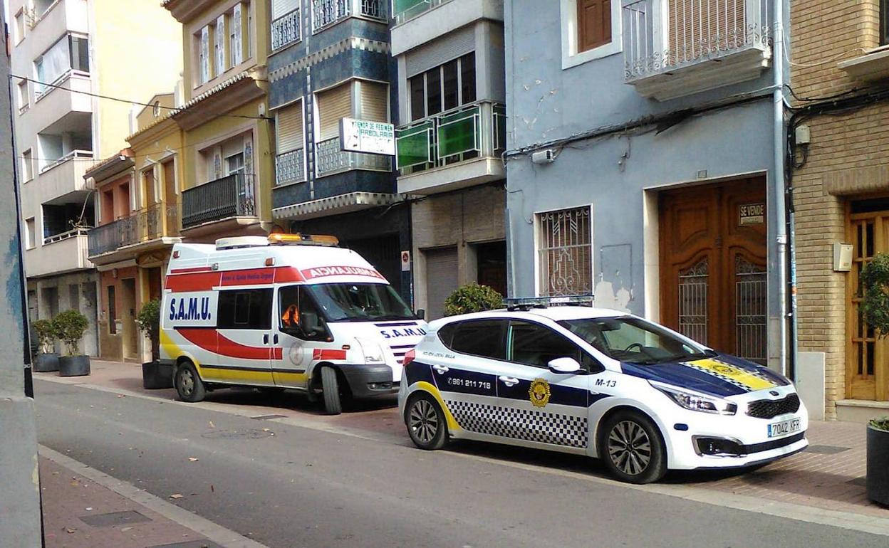 Una ambulancia del SAMU y un coche de policía, en una imagen de archivo