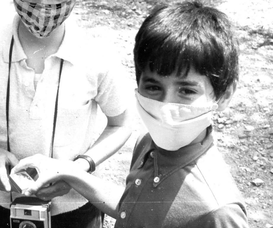 Quim Torra | La ONG Save The Children ha colocado mascarillas a las fotografías de la infancia de varios políticos del país para hacerles reflexionar cómo habría sido su niñez marcada por el coronavirus. 