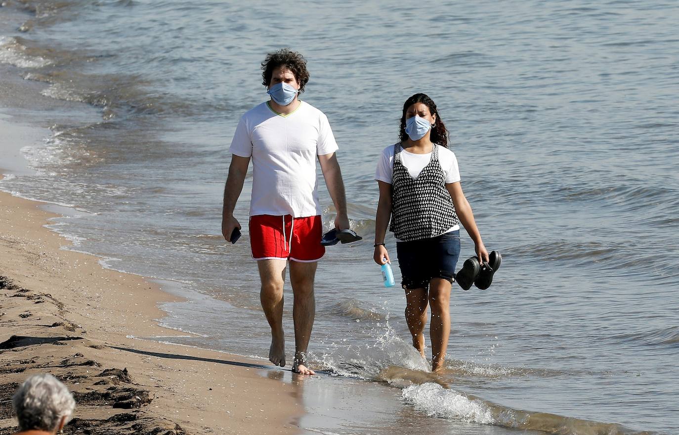 Desde este jueves, llevar mascarillas es ya obligatorio en espacios públicos, tanto al aire libre como cerrados, siempre y cuando no se pueda mantener una distancia social de dos metros, según la orden del Ministerio de Sanidad y que si se incumple puede derivar en sanción. 