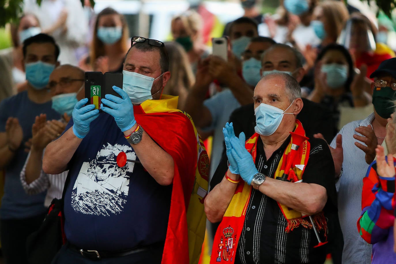 Entre 500 y 800 personas han acudido este jueves 21 de mayo al cuartel de San Juan de La Ribera, en el paseo de la Alameda de Valencia, al momento de izar la bandera de España para protestar por la gestión del Gobierno en la crisis del coronavirus. 