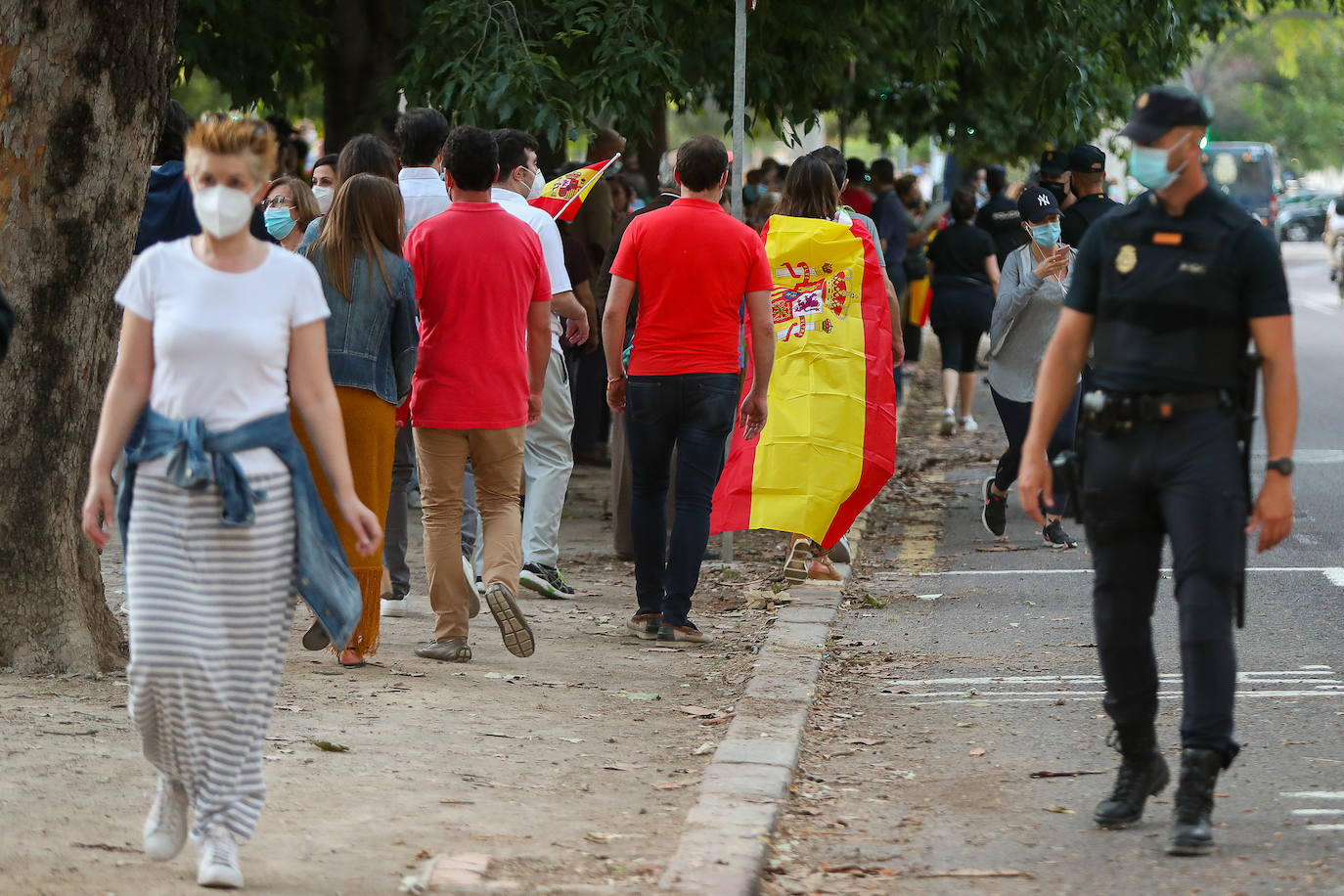 Entre 500 y 800 personas han acudido este jueves 21 de mayo al cuartel de San Juan de La Ribera, en el paseo de la Alameda de Valencia, al momento de izar la bandera de España para protestar por la gestión del Gobierno en la crisis del coronavirus. 