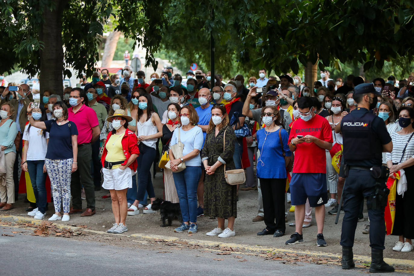 Entre 500 y 800 personas han acudido este jueves 21 de mayo al cuartel de San Juan de La Ribera, en el paseo de la Alameda de Valencia, al momento de izar la bandera de España para protestar por la gestión del Gobierno en la crisis del coronavirus. 