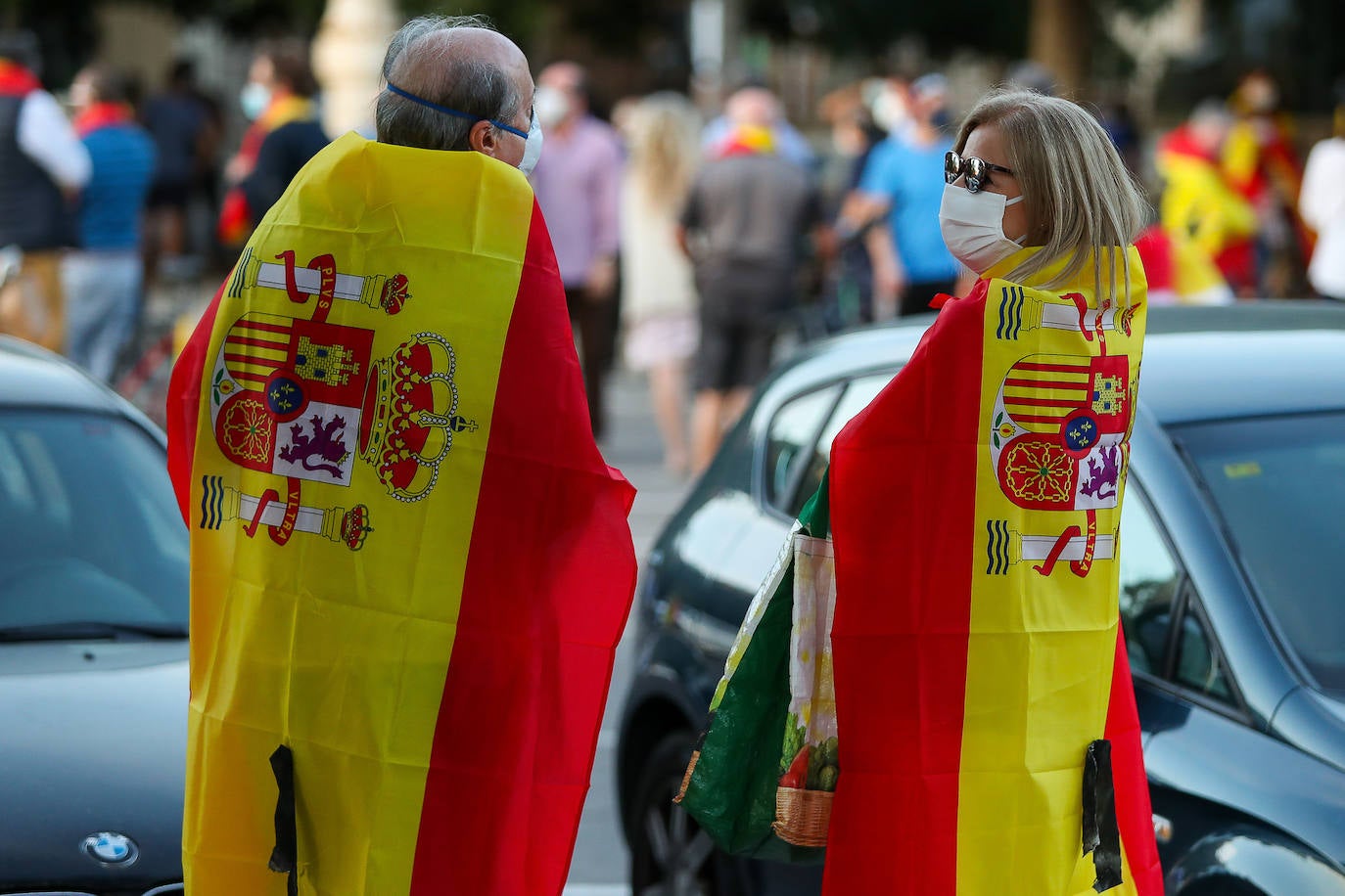 Entre 500 y 800 personas han acudido este jueves 21 de mayo al cuartel de San Juan de La Ribera, en el paseo de la Alameda de Valencia, al momento de izar la bandera de España para protestar por la gestión del Gobierno en la crisis del coronavirus. 