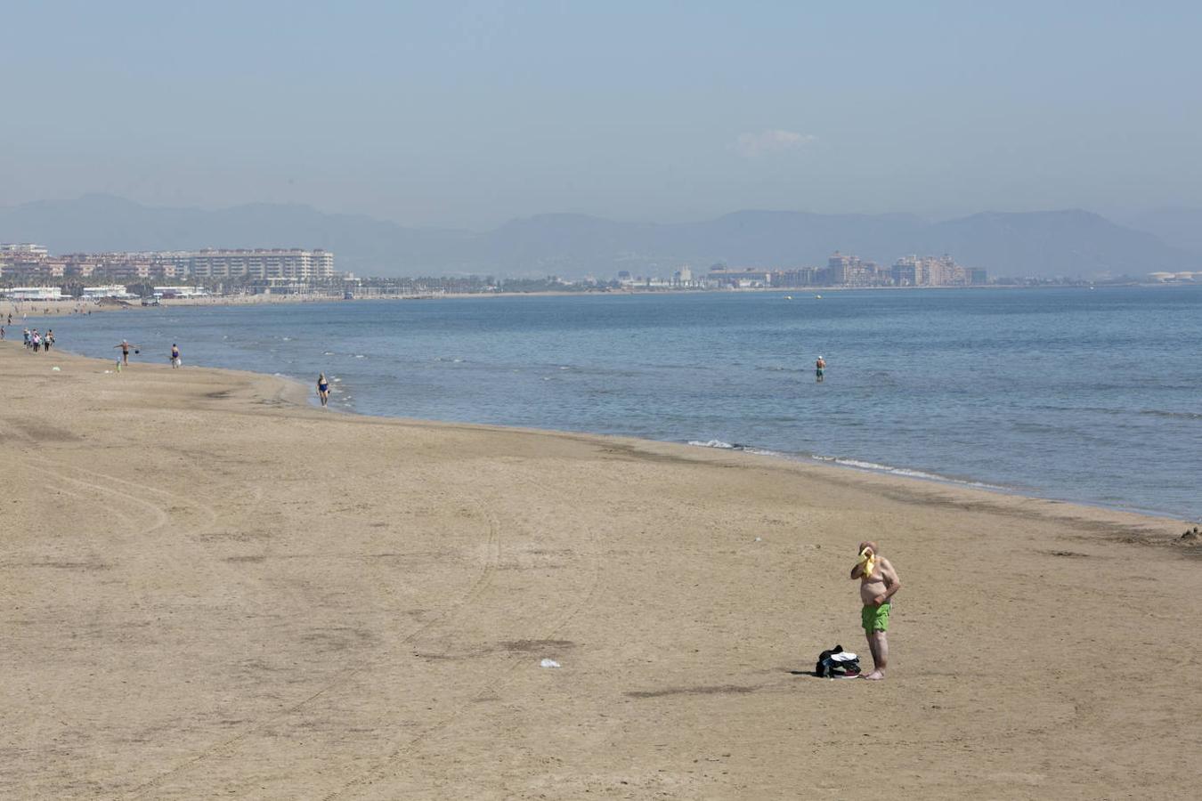 A la espera de concretarse oficialmente las nuevas normas para disfrutar de la costa este verano -ya se ha hecho público el borrador-, las playas de la Comunitat empiezan a recibir cada día más visitantes. 