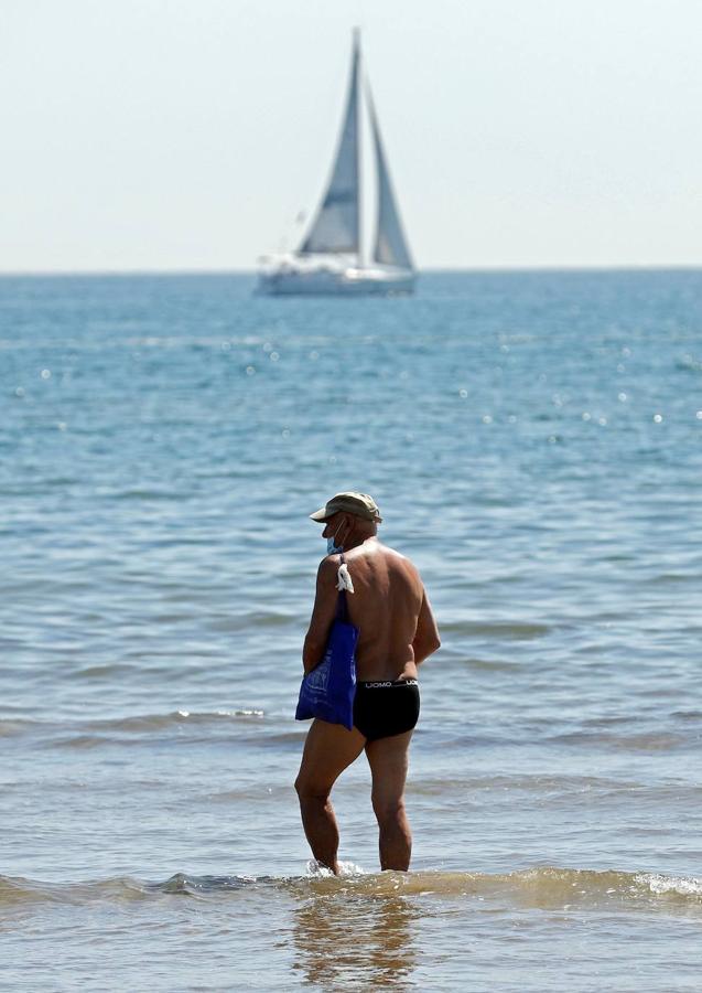 A la espera de concretarse oficialmente las nuevas normas para disfrutar de la costa este verano -ya se ha hecho público el borrador-, las playas de la Comunitat empiezan a recibir cada día más visitantes. 