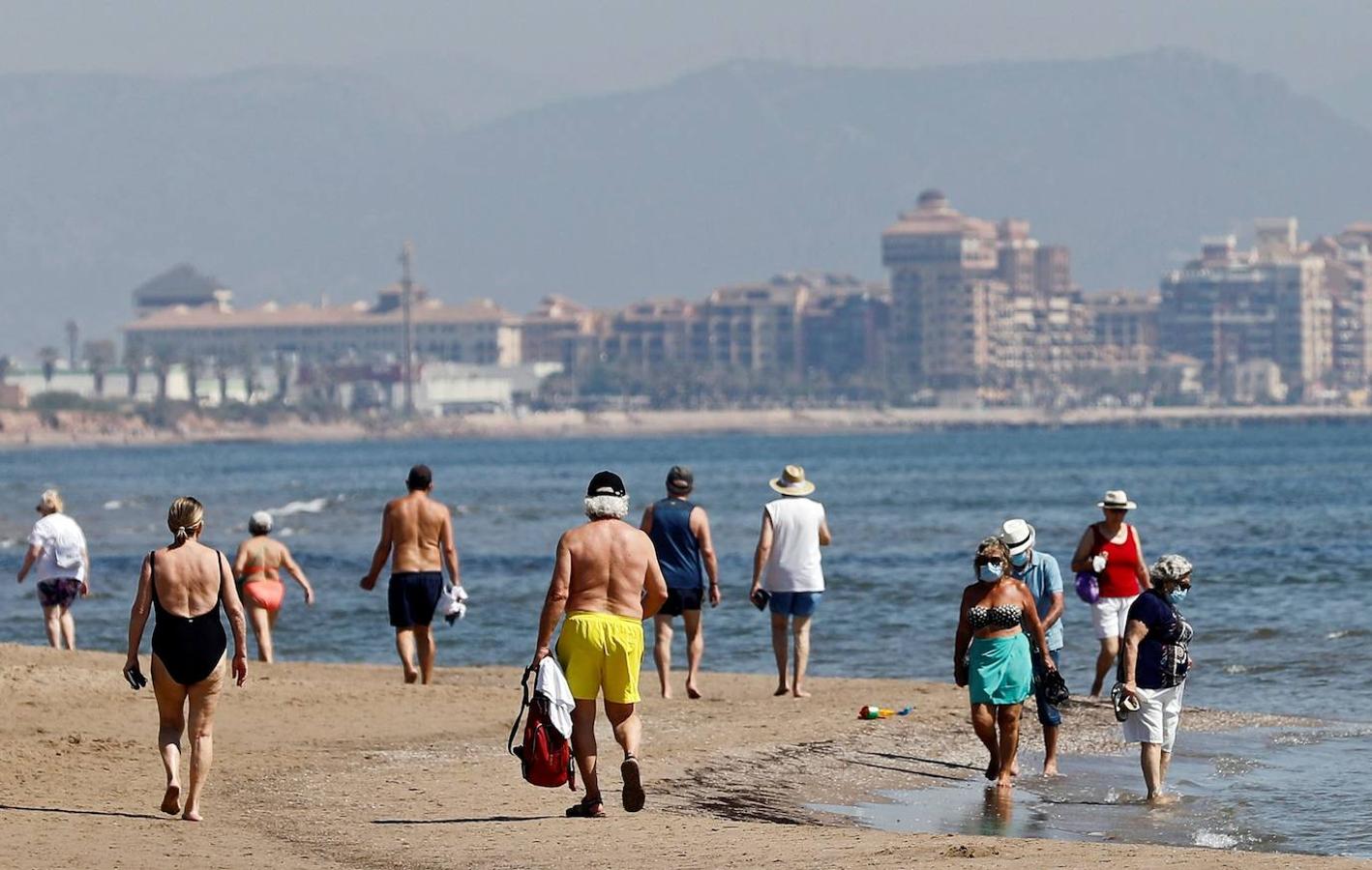 A la espera de concretarse oficialmente las nuevas normas para disfrutar de la costa este verano -ya se ha hecho público el borrador-, las playas de la Comunitat empiezan a recibir cada día más visitantes. 