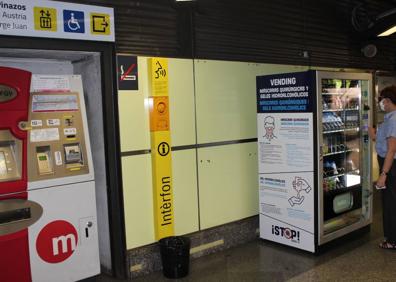 Imagen secundaria 1 - Las estaciones de Metrovalencia y TRAM d&#039;Alacant ofrecen en sus máquinas mascarillas y gel hidroalcohólico