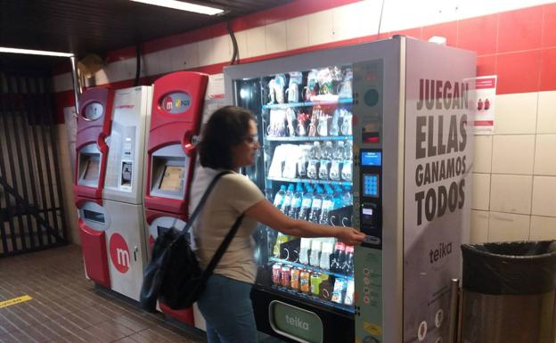 Imagen principal - Las estaciones de Metrovalencia y TRAM d&#039;Alacant ofrecen en sus máquinas mascarillas y gel hidroalcohólico