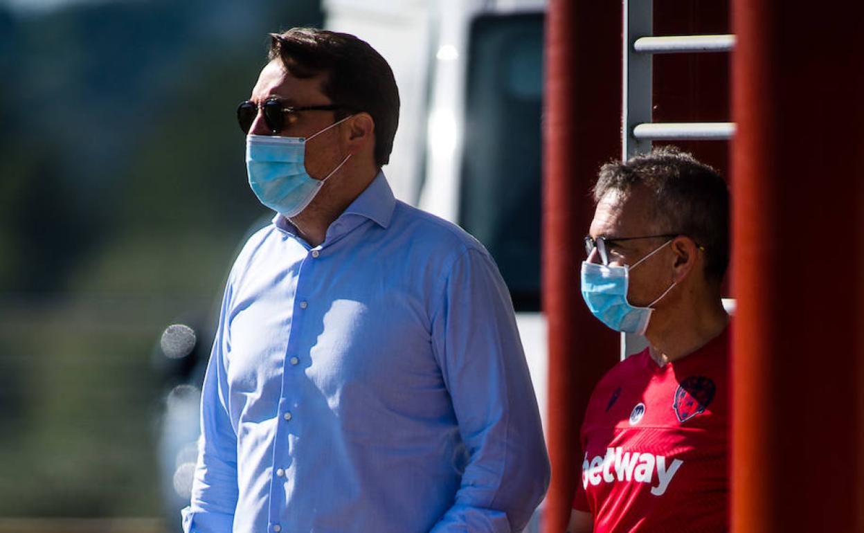 Quico Catalán y el médico Miguel Ángel Buil, durante el entrenamiento de ayer en la ciudad deportiva de Buñol.