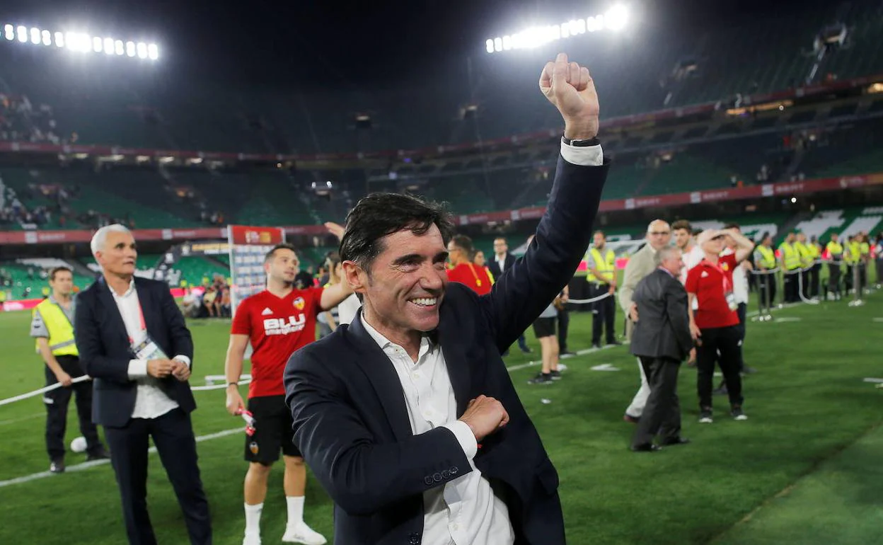 Marcelino García Toral celebra con la afición el título de la Copa del Rey 2019