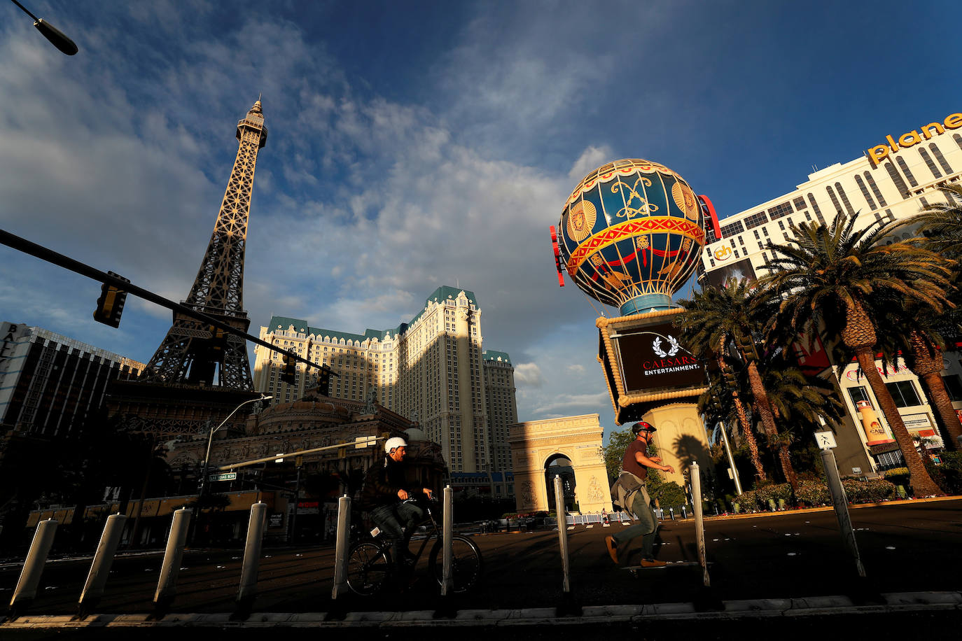 Las Vegas (Nevada, EE UU) es una ciudad siempre sorprendente. Normalmente es una urbe llena de vida, bulliciosa, caótica. La crisis del coronavirus se ha cebado también con esta ciudad, que vive del turismo, de sus espectáculos y del juego. Estas fotografías aéreas muestran imágenes inusuales de sus imponentes hoteles y casinos cerrados y sus ahora solitarias avenidas. 