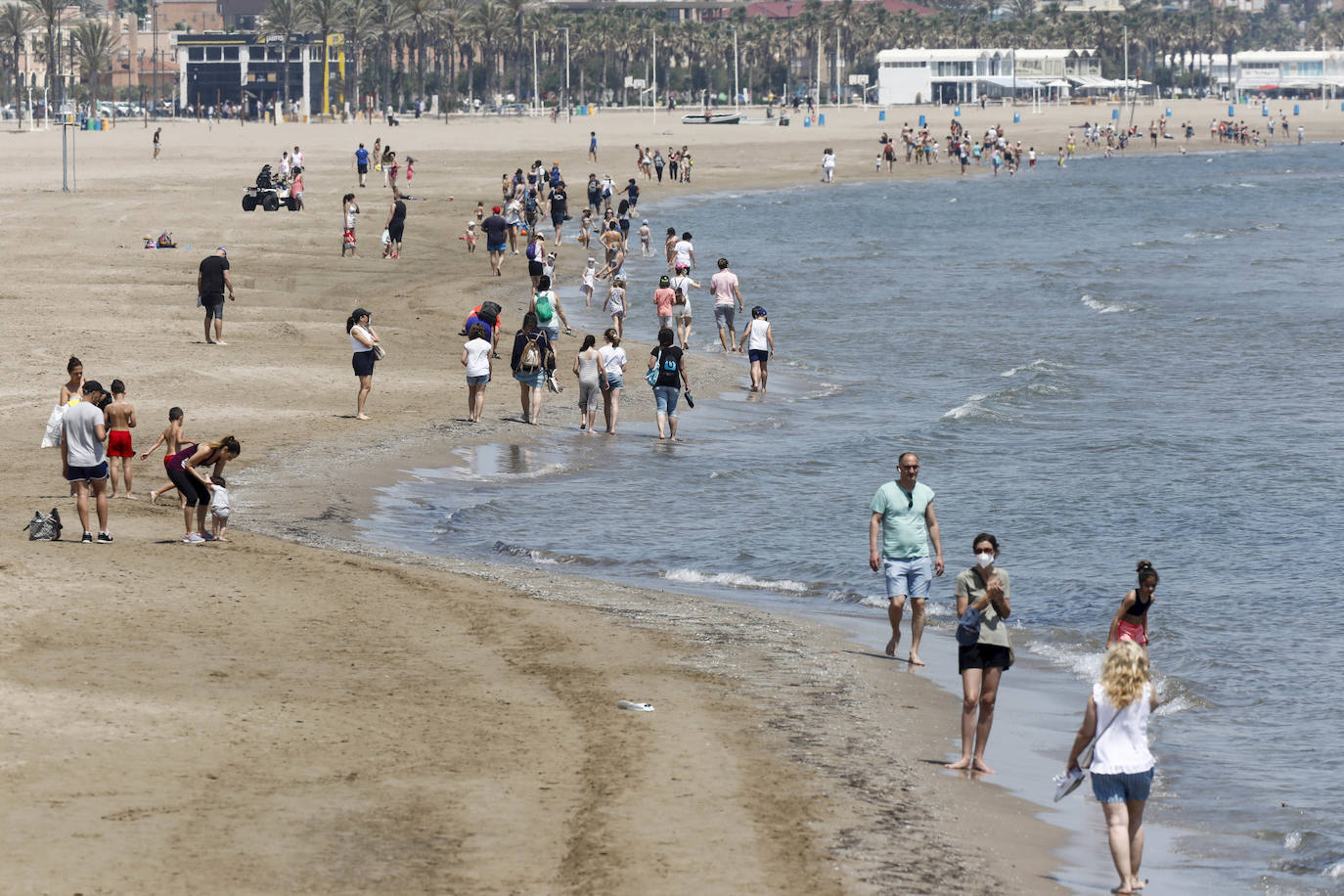 Los valencianos disfrutan, en la orilla del mar, de una jornada de altas temperaturas.