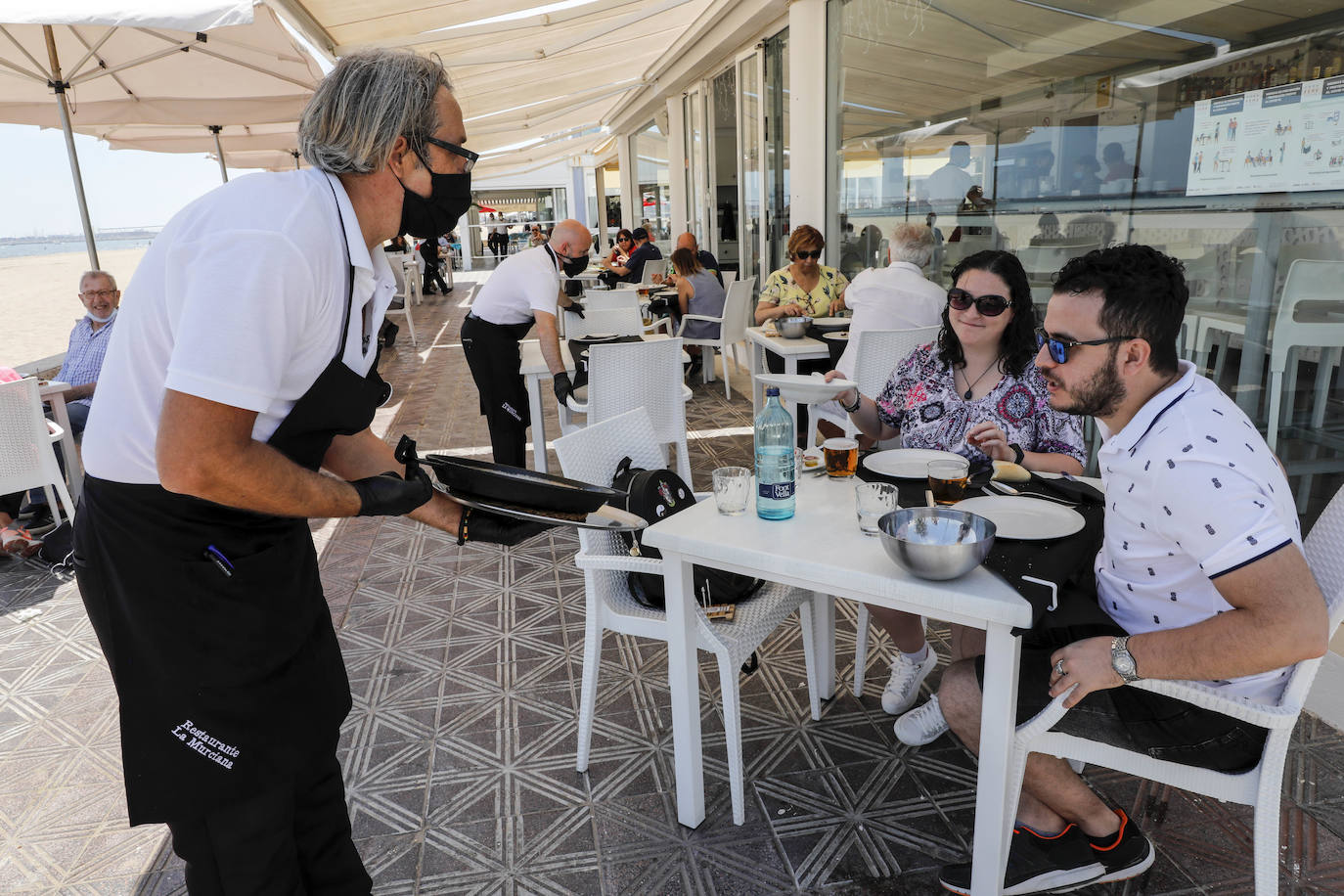 Los valencianos disfrutan, en la orilla del mar, de una jornada de altas temperaturas.