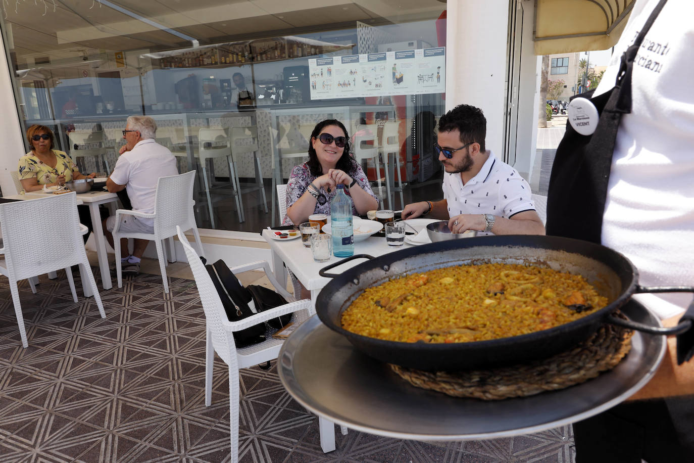 Los valencianos disfrutan, en la orilla del mar, de una jornada de altas temperaturas.