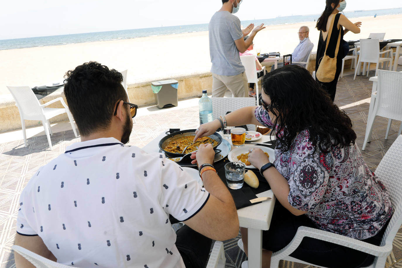 Los valencianos disfrutan, en la orilla del mar, de una jornada de altas temperaturas.