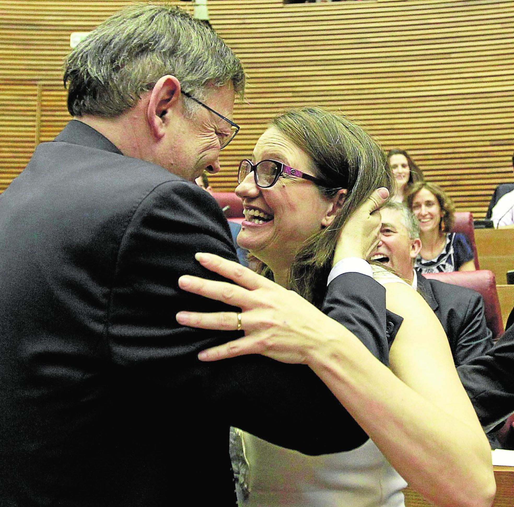  La emoción. Ximo Puig y Mónica Oltra se abrazan tras la constitución de Les Corts después de la primera victoria del Botánico. Txema Rodríguez