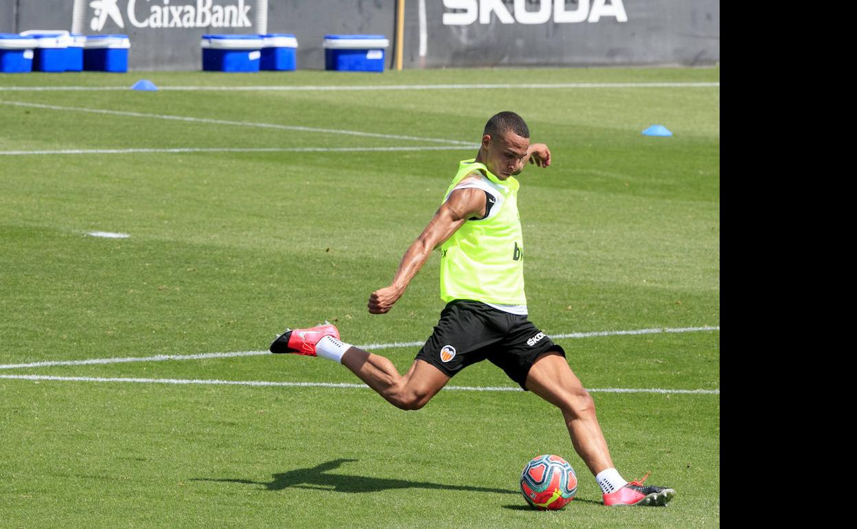 Rodrigo, durante el entrenamiento del Valencia del sábado. 