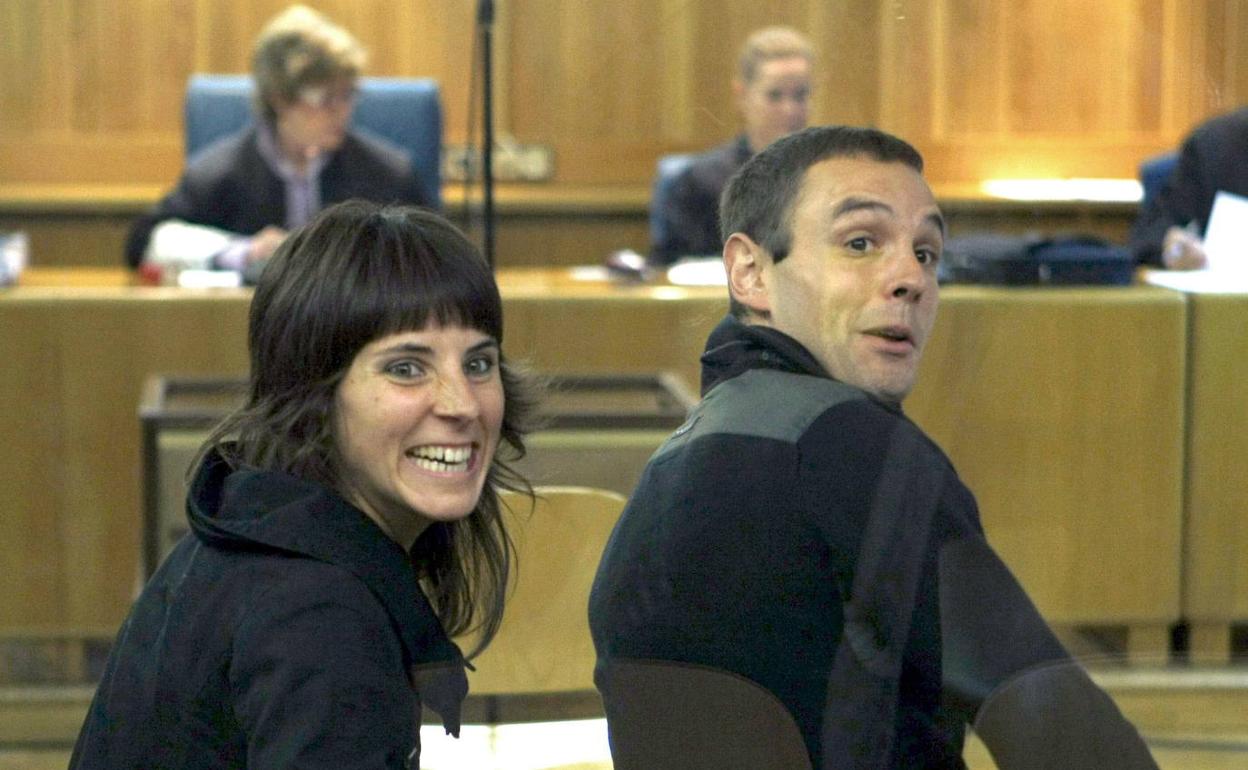 A la izquierda, María Lizarraga, en un juicio en 2011