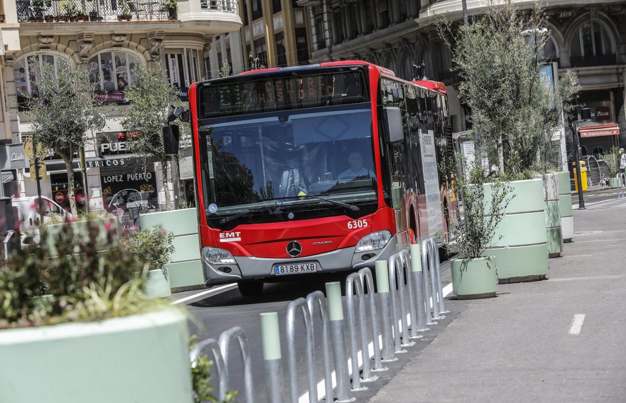 Un autobús pasa por la plaza del Ayuntamiento hace unos días. ep/rober solsona