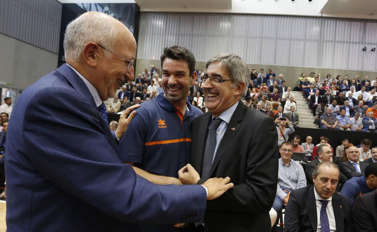 Juan Roig saluda a Jordi Bertomeu en presencia de Rafa Martínez en L'Alqueria del Basket. 