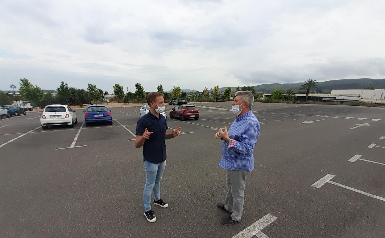 El concejal de Cultura visita el lugar donde se instalará el autocine este verano. 