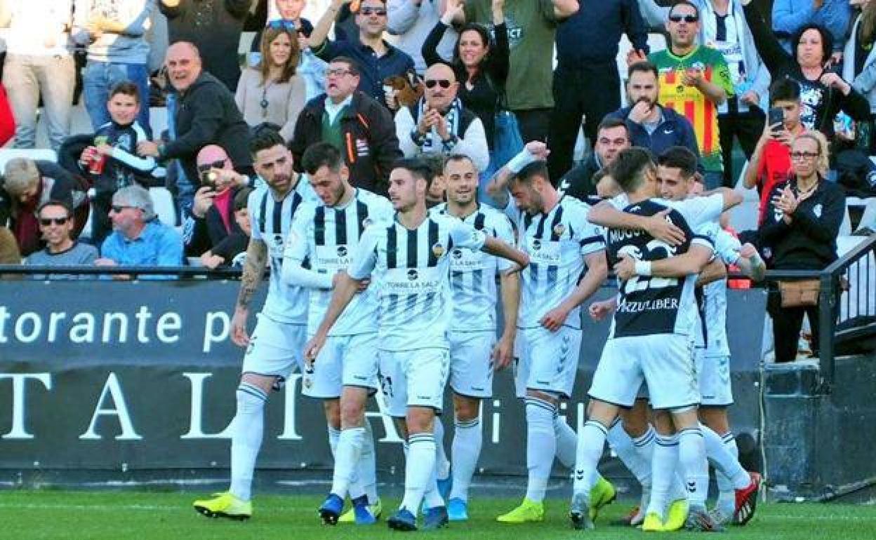 Los futbolistas del Castellón celebran un gol.