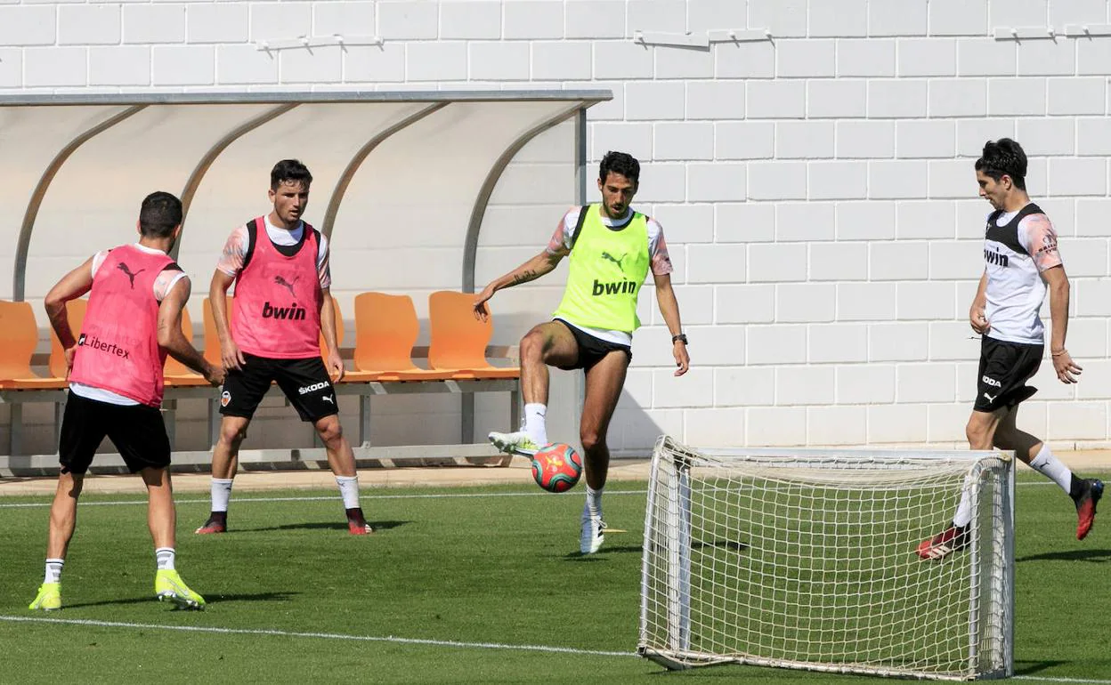 Dani Parejo controla el balón durante un entrenamiento en Paterna.