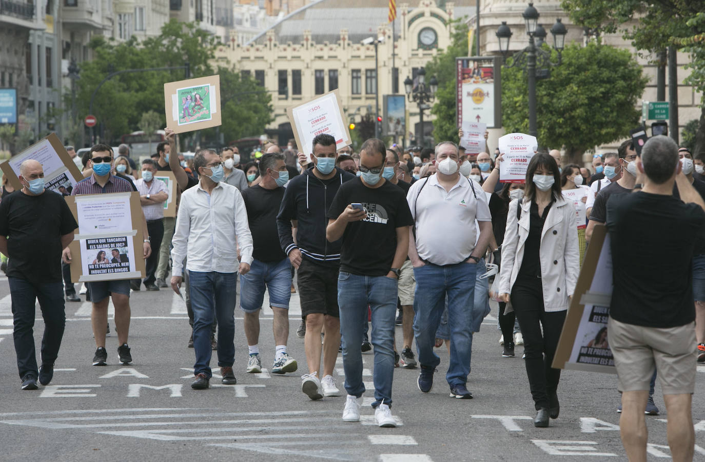 Unas 250 personas vinculadas al sector de las casas de apuestas se han concentrado esta mañana para protestar de cara a la aprobación de la ley del Juego, que estaba previsto que se votase de forma ponderada hoy pero que finalmente podría hacerse de forma telemática y en los próximos días, tras la petición de Vox.