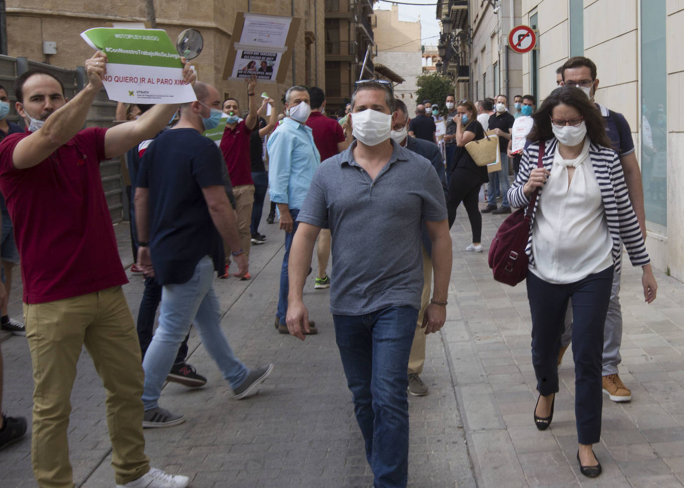 Unas 250 personas vinculadas al sector de las casas de apuestas se han concentrado esta mañana para protestar de cara a la aprobación de la ley del Juego, que estaba previsto que se votase de forma ponderada hoy pero que finalmente podría hacerse de forma telemática y en los próximos días, tras la petición de Vox.