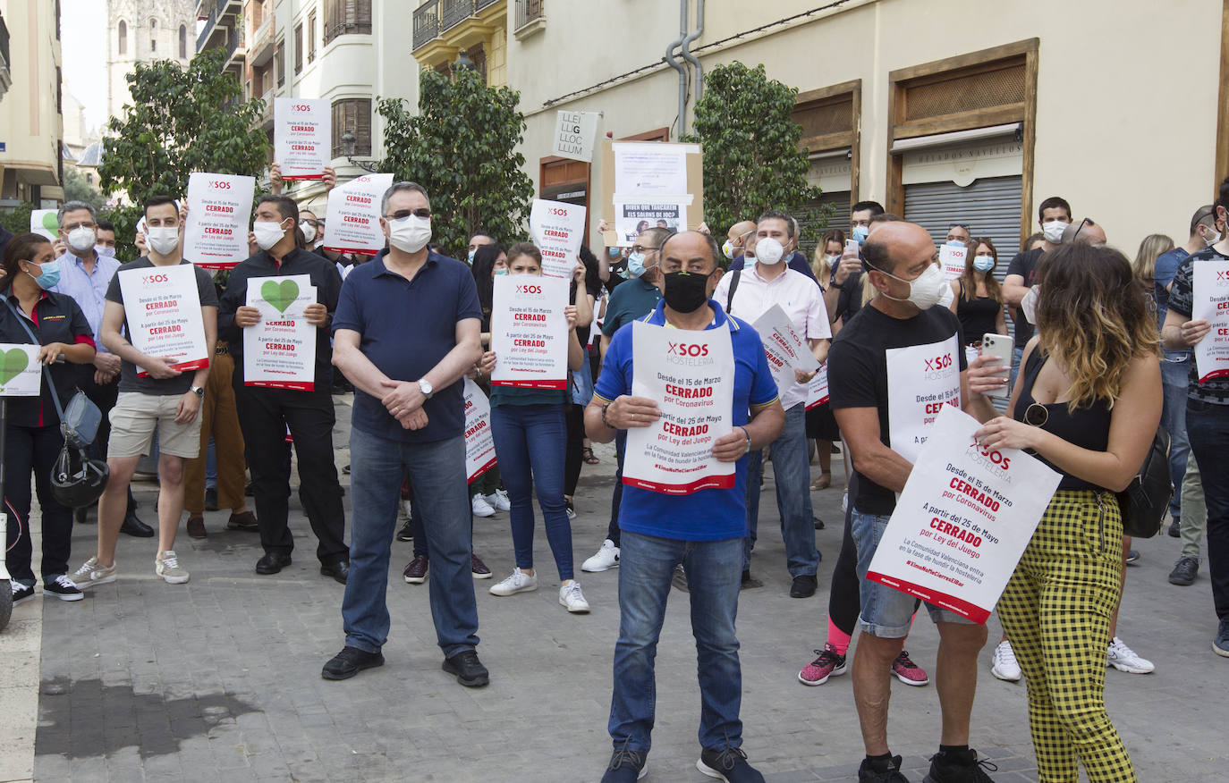 Unas 250 personas vinculadas al sector de las casas de apuestas se han concentrado esta mañana para protestar de cara a la aprobación de la ley del Juego, que estaba previsto que se votase de forma ponderada hoy pero que finalmente podría hacerse de forma telemática y en los próximos días, tras la petición de Vox.