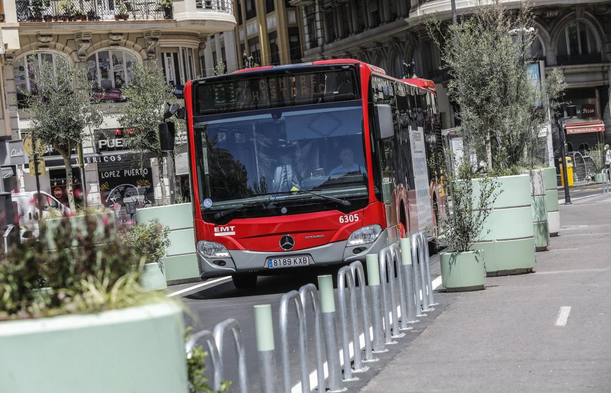 Un autobús de la EMT cruza la plaza del Ayuntamiento, la pasada semana. Rober Solsona/Europa Press