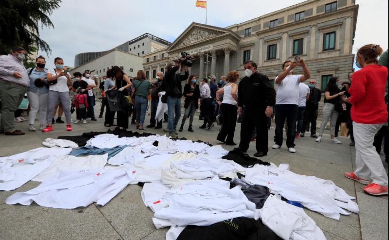 Las chaquetillas de los cocineros, en el suelo frente al Congreso.