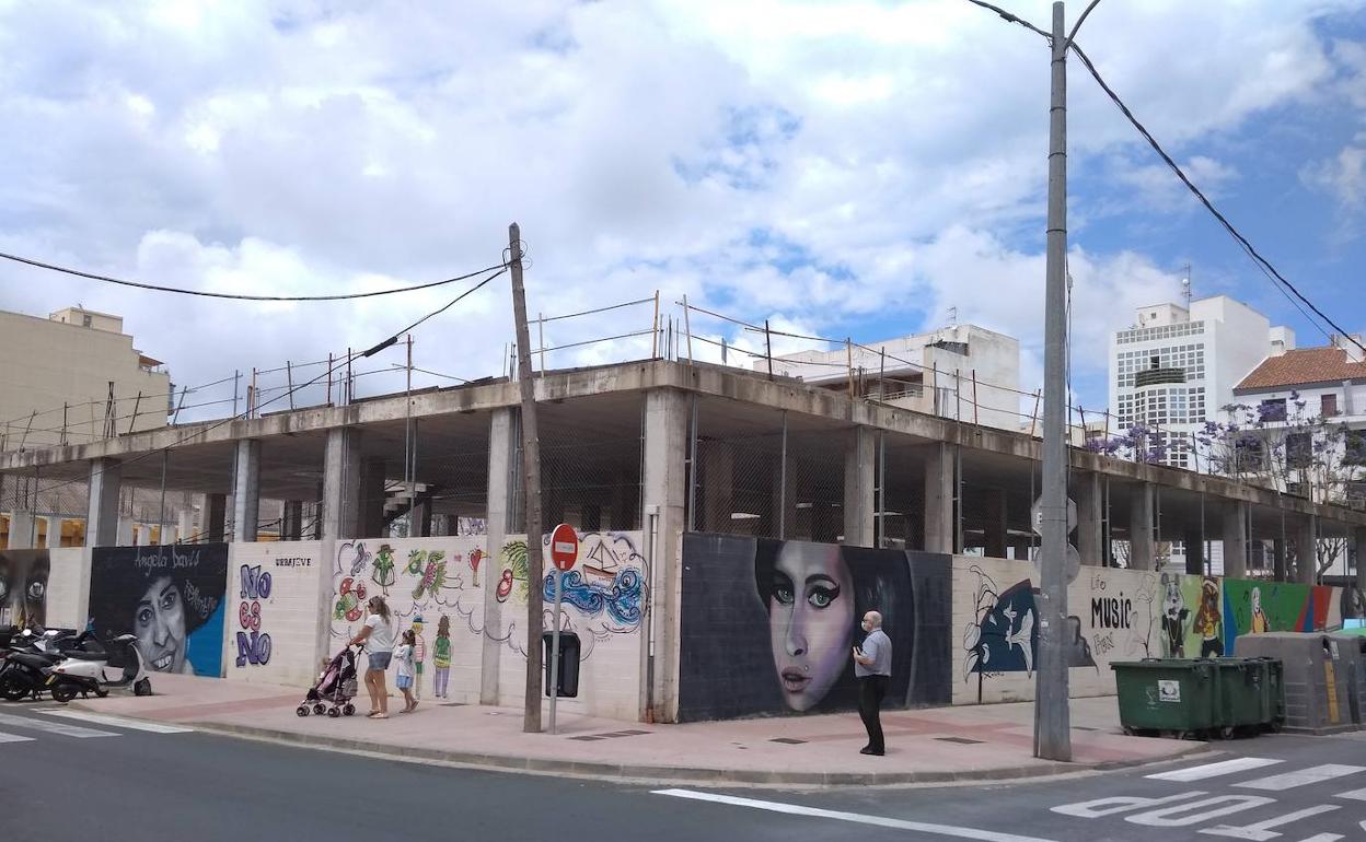 Estructura abandonada que se encuentra entre las calles La Vía, Carlos Sentí y Marqués de Campo. 