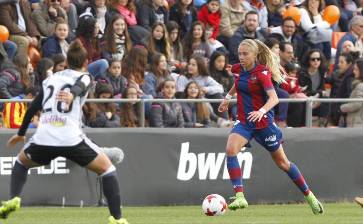 Maitane conduce el balón durante un partido contra el Valencia.